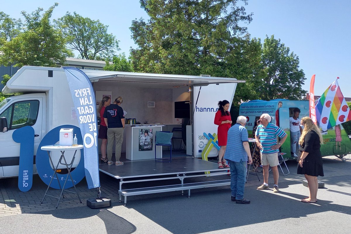 Een geslaagde eerste #karavaandag. 🚌 Op deze zonnige dag in #Sneek hebben we verschillende leefstijlchecks mogen doen en hebben we fijne gesprekken gehad met wijkbewoners over diverse thema's. 🌈 Op naar de volgende: meergezondejaren.nl/karavaan-dag-f… #fryslangaatvoorde10 #meergezondejaren