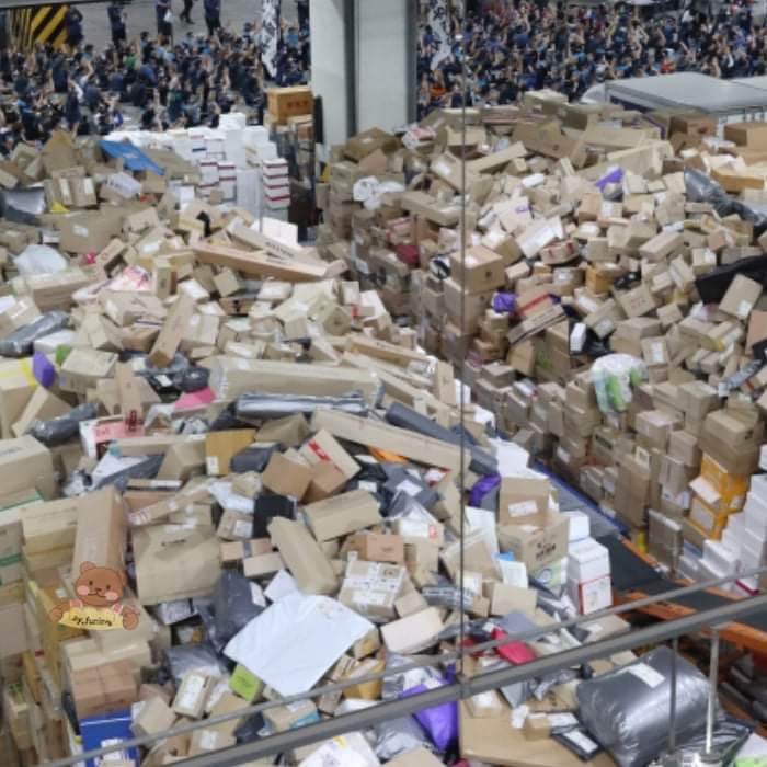 chenjico's tweet photo. the slow deliveries in kr now is due to the korea post workers having a delivery strike, this is the current situation at the korea post warehouse now :0 all deliveries within kr will be on hold starting from the 7th, and they extended it until the 21st! https://t.co/kVcufadOwu
