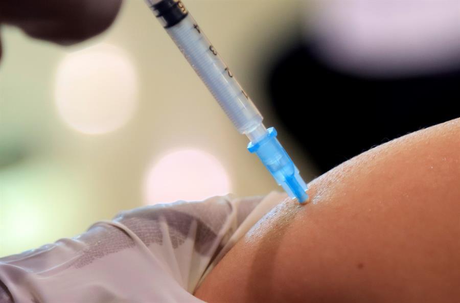 portalR7's tweet image. Contrair covid após a primeira dose pode atrasar a segunda, que deve ser mantida r7.com/5lxw