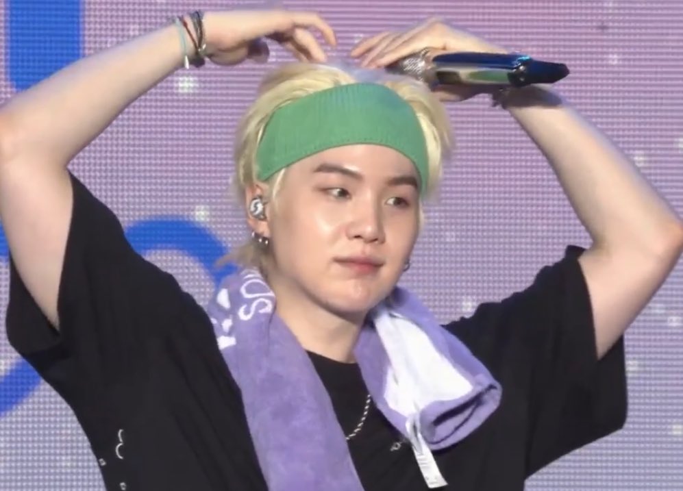 agustpics's tweet image. 😐                                                 😬