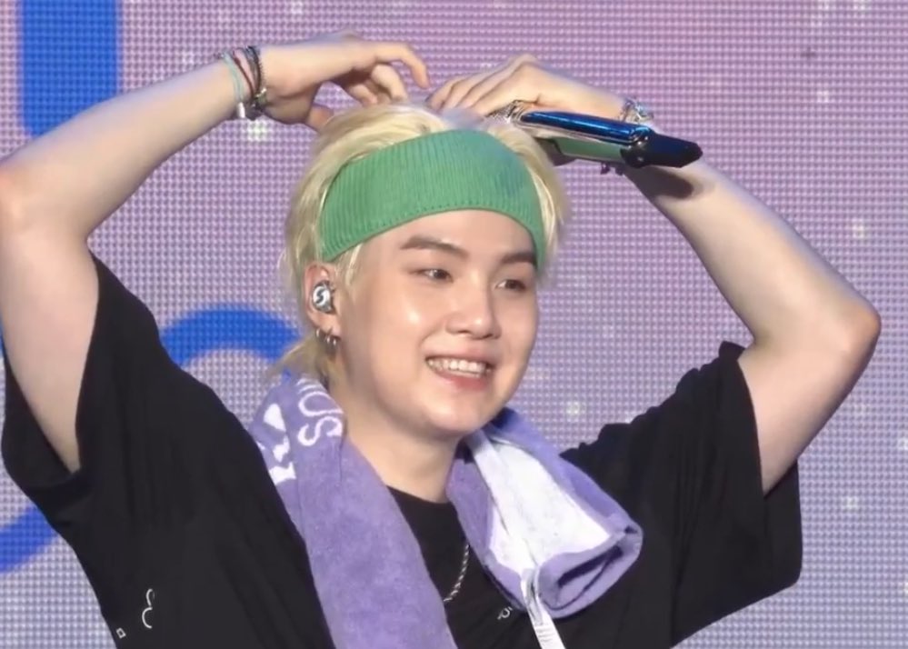 agustpics's tweet image. 😐                                                 😬