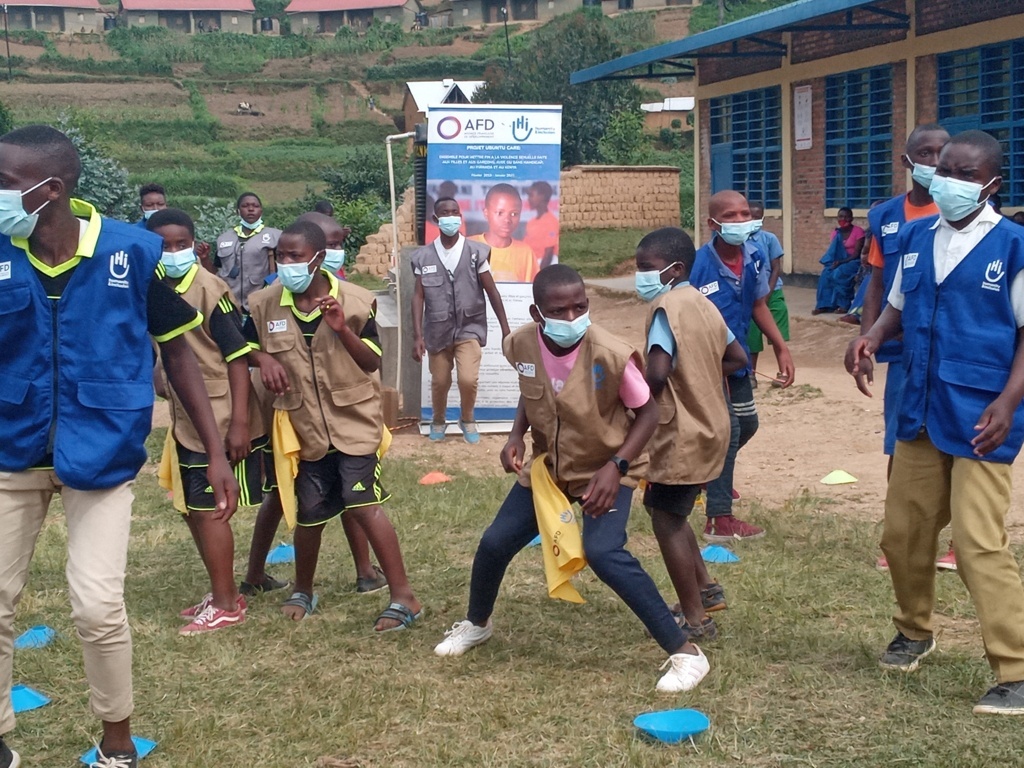A delegation from @AFD_France led by 
@matschneider attended an awareness raising session through #playdagogie in a partner school of our #UbuntuCare project (funded by @AFD_France since 2013 in #Rwanda & #Kenya).
Huge thanks for the visit! 🙏
📍Rutsiro District, Rwanda.