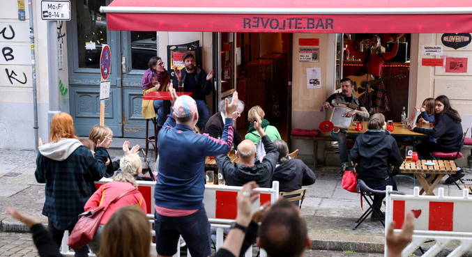 portalR7's tweet image. Alemanha avança para suspensão do uso obrigatório da máscara  r7.com/N9q8