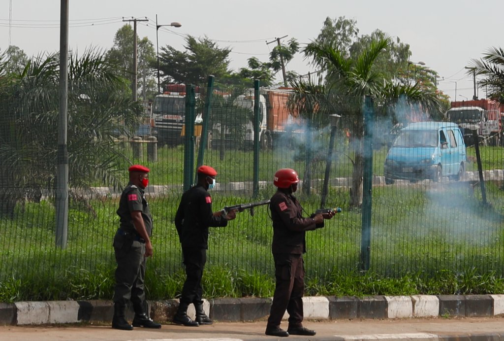 onyii_paul's tweet photo. I have saved this pictures in case OMOTOLA JALADE comes out tomorrow to ask for a proof of a police man shooting directly at a protester
#June12thProtesters https://t.co/Bf1YC7EfYK