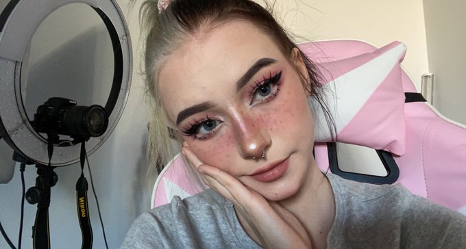 2 pic. I haven't done color makeup in long time and im proud how it turned out now ? https://t.co/nj