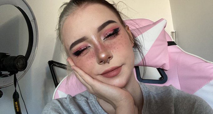 1 pic. I haven't done color makeup in long time and im proud how it turned out now ? https://t.co/nj