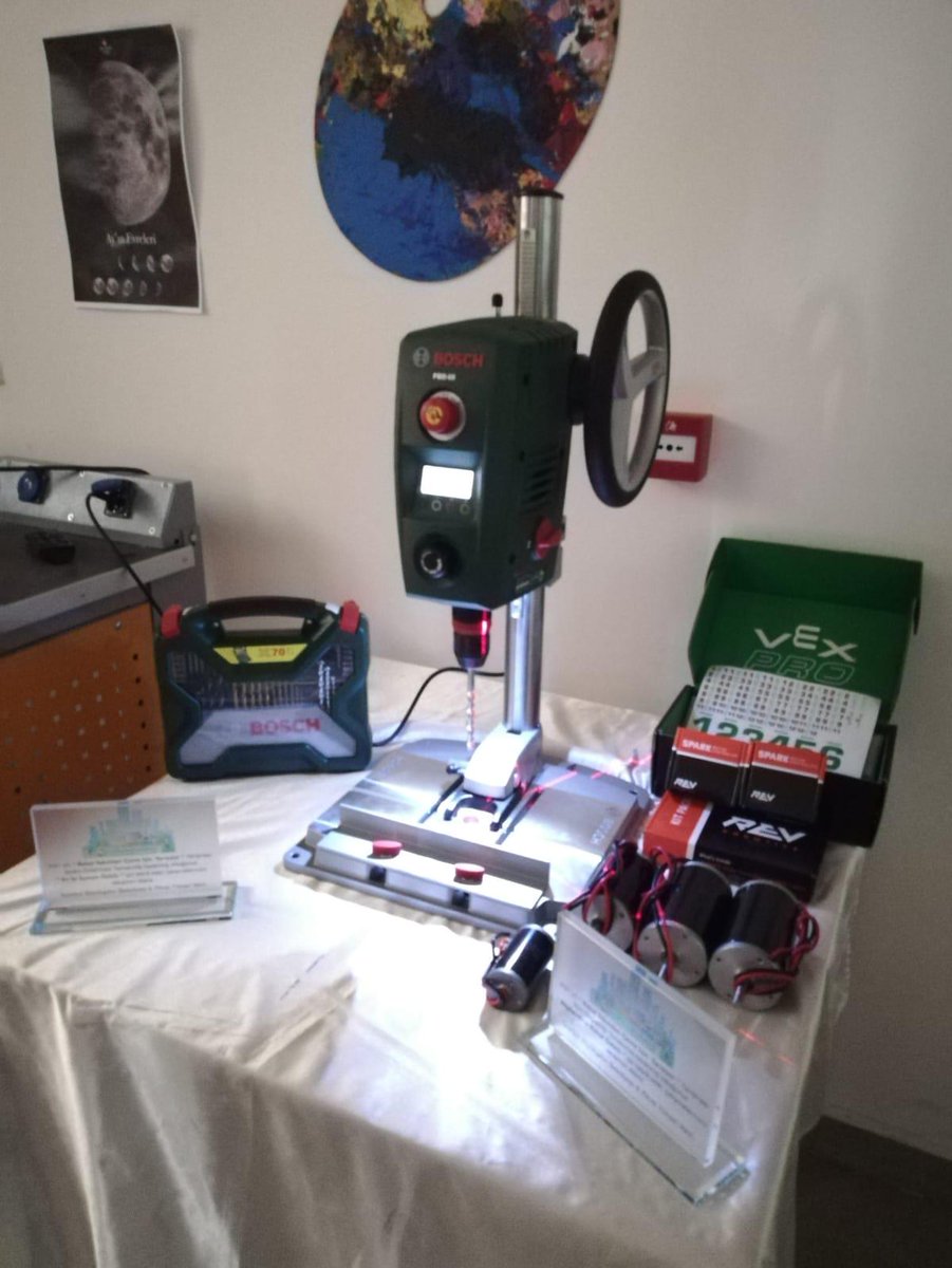 bhcshr_samlise's tweet photo. Bu gurur hepimizin!
İBB ve FRC Fikret Yüksel Vakfınca düzenlenen”Robot Takımları Çevre İçin Yarışıyor”Projesi Kapsamında Katıldığımız Turnuvada“En Bilgilendirici Robot”ve “En İyi Sunum“Ödülü kazandık.Ödülerimiz“Ayaklı Matkap”ve“Robot Motor ve Sürücü Seti”okulumuza teslim edildi. https://t.co/KocRCIPZwF