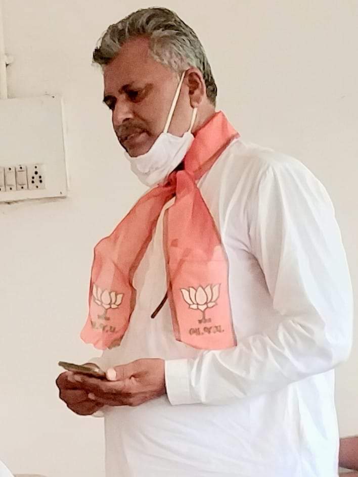 ramilaben_R_C's tweet photo. સુઈગામ તાલુકા ભાજપ પ્રમુખ શ્રી પીરાભાઈ ગામોટ સાહેબ ને એમના અવતરણ દિવસ ની હાર્દિક શુભકામના એમનુ જીવન ખુશીયો થી મહેકતું રહે અને જીવન મા ખુબ આગળ વધે તેવી મા નડેશ્વરી ને દિલ થી પ્રાર્થના 💐 https://t.co/24S2mdem5e