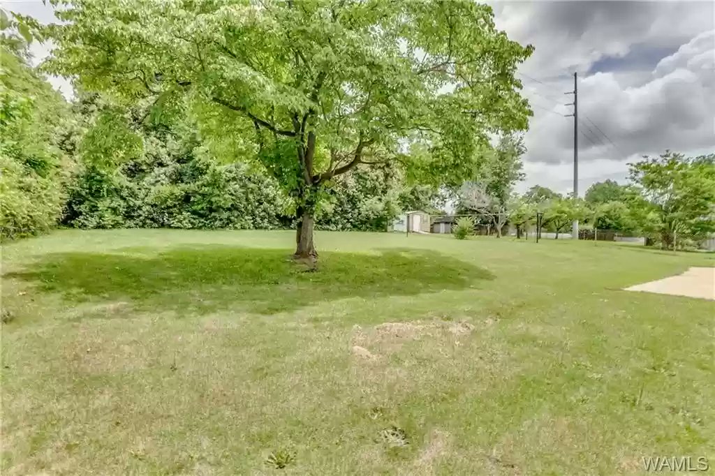 AndrewJBoneRE's tweet photo. Get ready for football in #Tuscaloosa! A terrific year-round rental a couple of miles from campus. Three bedrooms, hardwood floors, and huge fenced backyard. Perfect for tailgating, entertaining friends & family! Now showing! 205-531-5577 #ajbreg #Alabama https://t.co/L5BQoYowGr