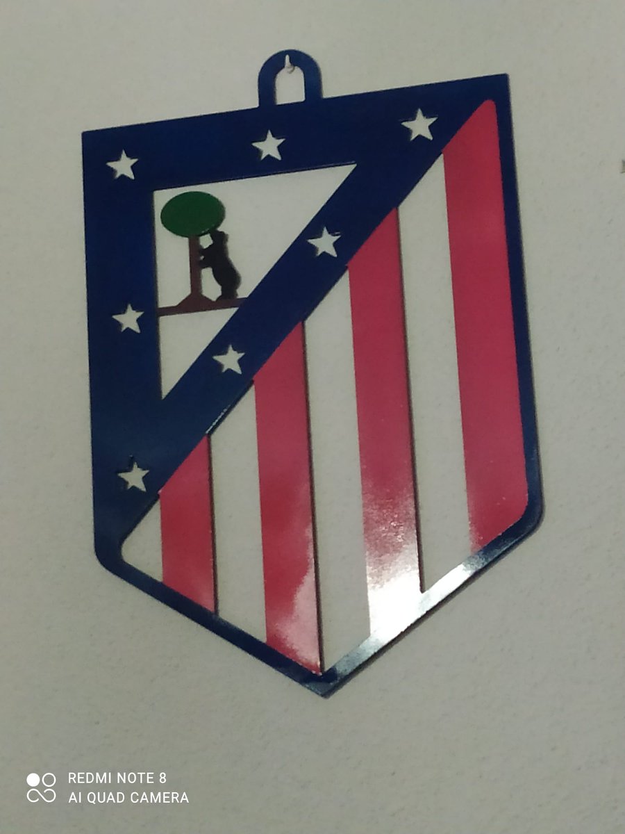 Fernand60015358's tweet photo. En su inicio era de hierro forjado es uno de los escudos que había en el Vicente Calderón en la zona de taquillas pero estaba muy oxidado y no he podido conservarlo como estaba por eso lo he pintado y lo he restaurado esto es una joya https://t.co/xpGnv5pSG6