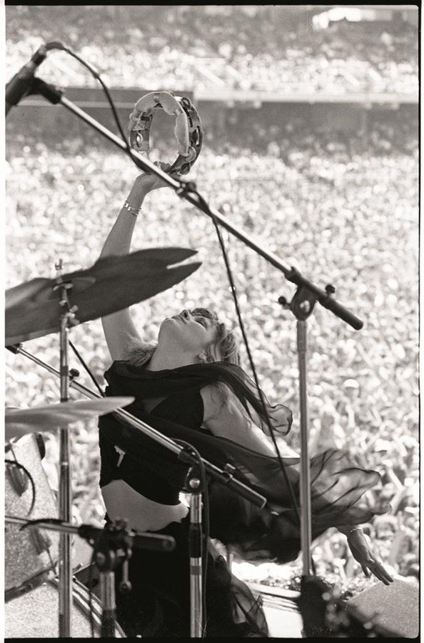 crockpics's tweet photo. Stevie Nicks on stage at Day On The Green, 1976 https://t.co/aqhuVbreif