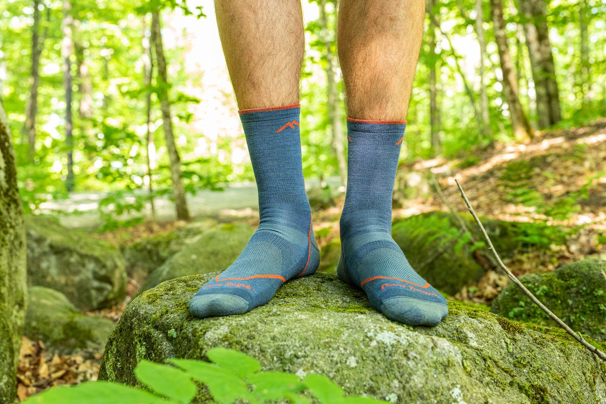 Cool kit for Father's Day: @DarnTough Light Hiker offers increased breathability with mesh panels on top of the foot, a new smooth ribbing upper that stays put forever, and extended cushion over the Achilles. An ideal hike sock for warmer months!