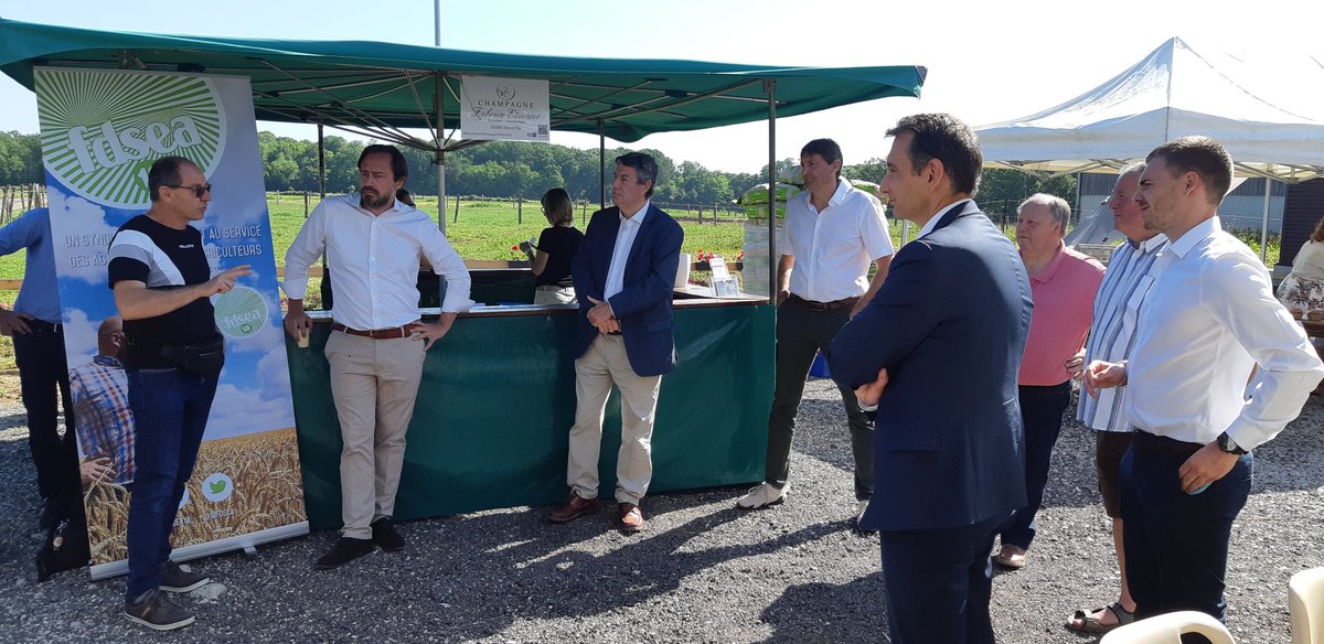 fdsea_10's tweet photo. La #FDSEA10 a profité du Dimanche à la Campagne pour organiser un petit déjeuner avec les candidats (têtes de listes auboises) aux #electionsregionales2021.
#MissionInfluence
https://t.co/uF3LOaSwQP https://t.co/70dA37uOOt