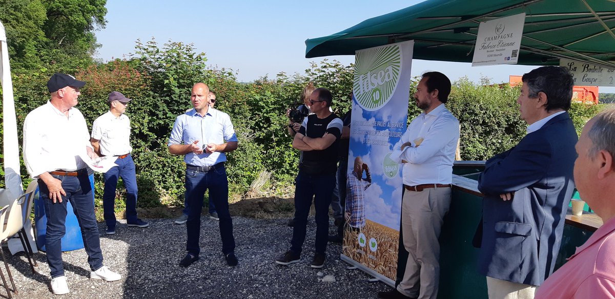 fdsea_10's tweet photo. La #FDSEA10 a profité du Dimanche à la Campagne pour organiser un petit déjeuner avec les candidats (têtes de listes auboises) aux #electionsregionales2021.
#MissionInfluence
https://t.co/uF3LOaSwQP https://t.co/70dA37uOOt