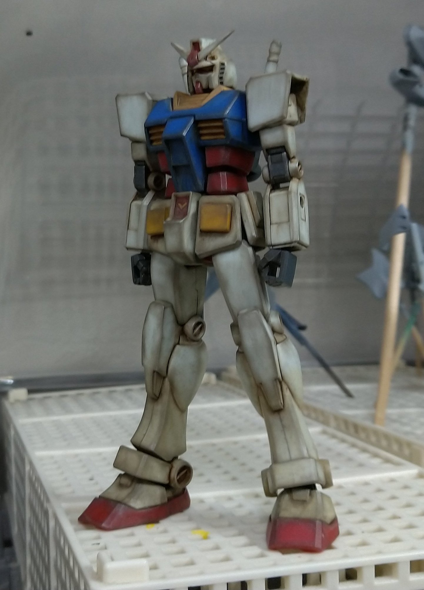 傳 でん なんとなく気分転換に 素組みegガンダム汚し仕上げやってみました それでも結局８時間くらいはかかったのかな 久しぶりのウェザリングマスター使ってみたりで現物は写真以上に汚いです もうちょい手を加えてもよいかなぁ ー Eg
