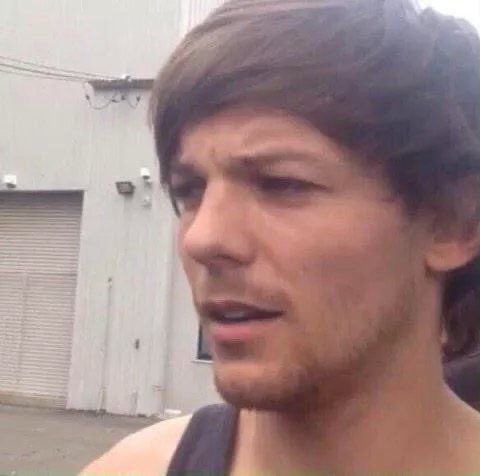 BACKT0LIF3's tweet photo. io quando ho visto “pics of harry styles today in venice” mente disfacevo la valigia della vacanza a venezia che avevo appena fatto https://t.co/gFSwiSlmlh