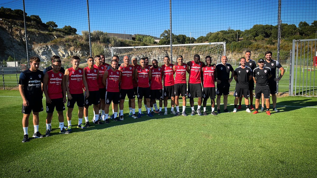 C’est la reprise à Timizzolu. Première séance sur les terrains d’entraînement de nos Blanc et Rouge. Vidéo à venir sur notre site #ACAjaccio