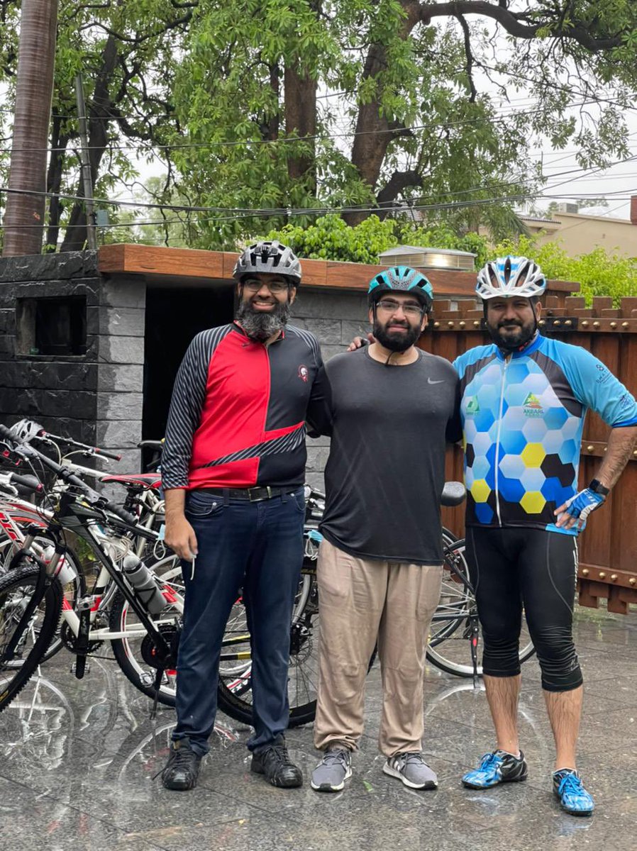 When cycling friends meet up there are BiG smiles telling you a great story of their bonding! Welcome to the cycling community of #Lahore PPG from @CycleModelTown and #teamgcc @saifiscorpio @TanwirAalam @UCI_cycling @AwesomeCycling