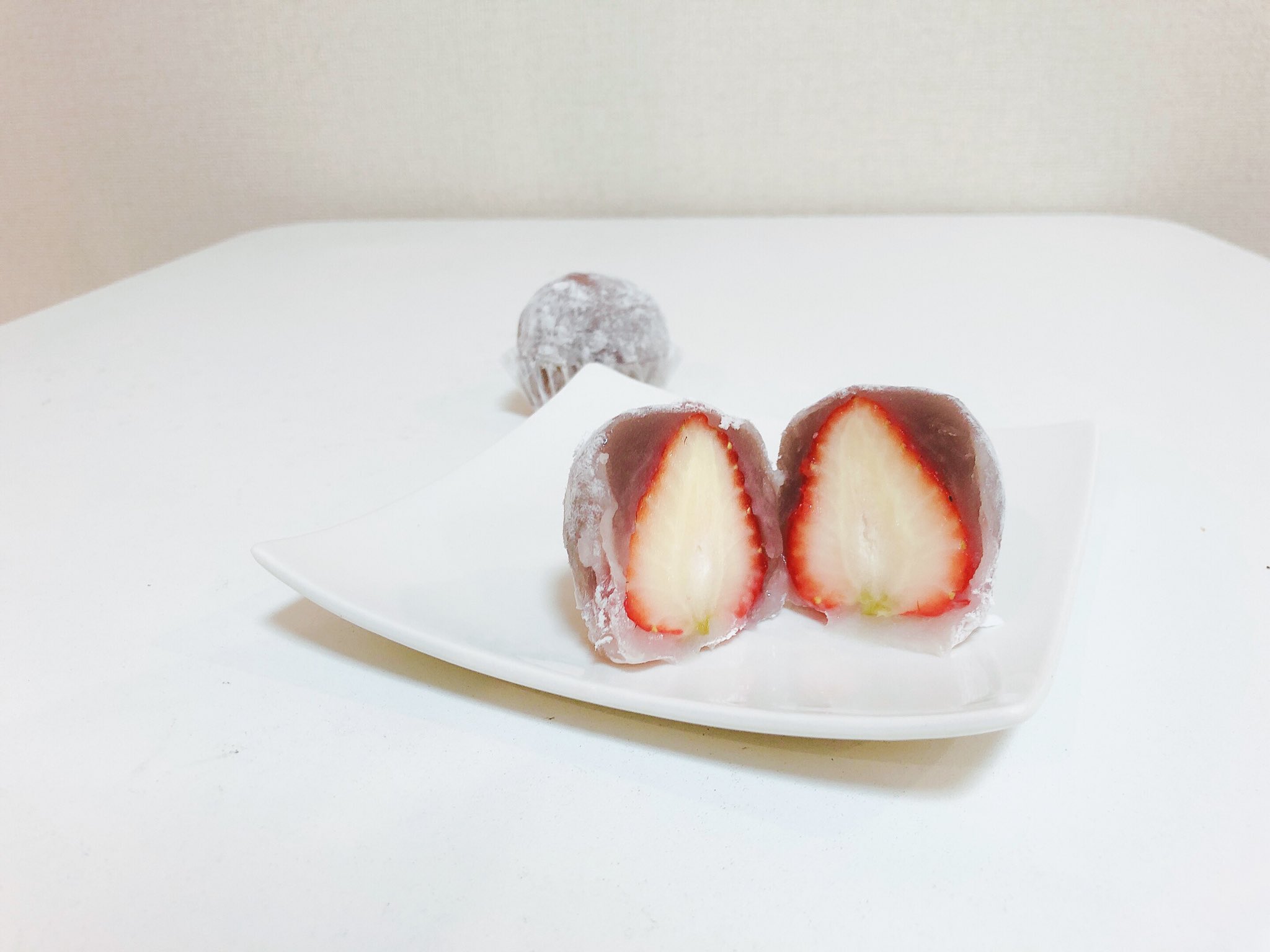 山本貴子 和菓子を味わう癒しの時間 福岡 鈴懸 なつみづきの苺大福 本日から販売開始 夏のいちご大福 冬のあまおうのような甘さがありながら 瑞々しくスッキリな酸味 鈴懸の苺大福って本当に美味しい 苺大福 いちご大福 大福 萌え断