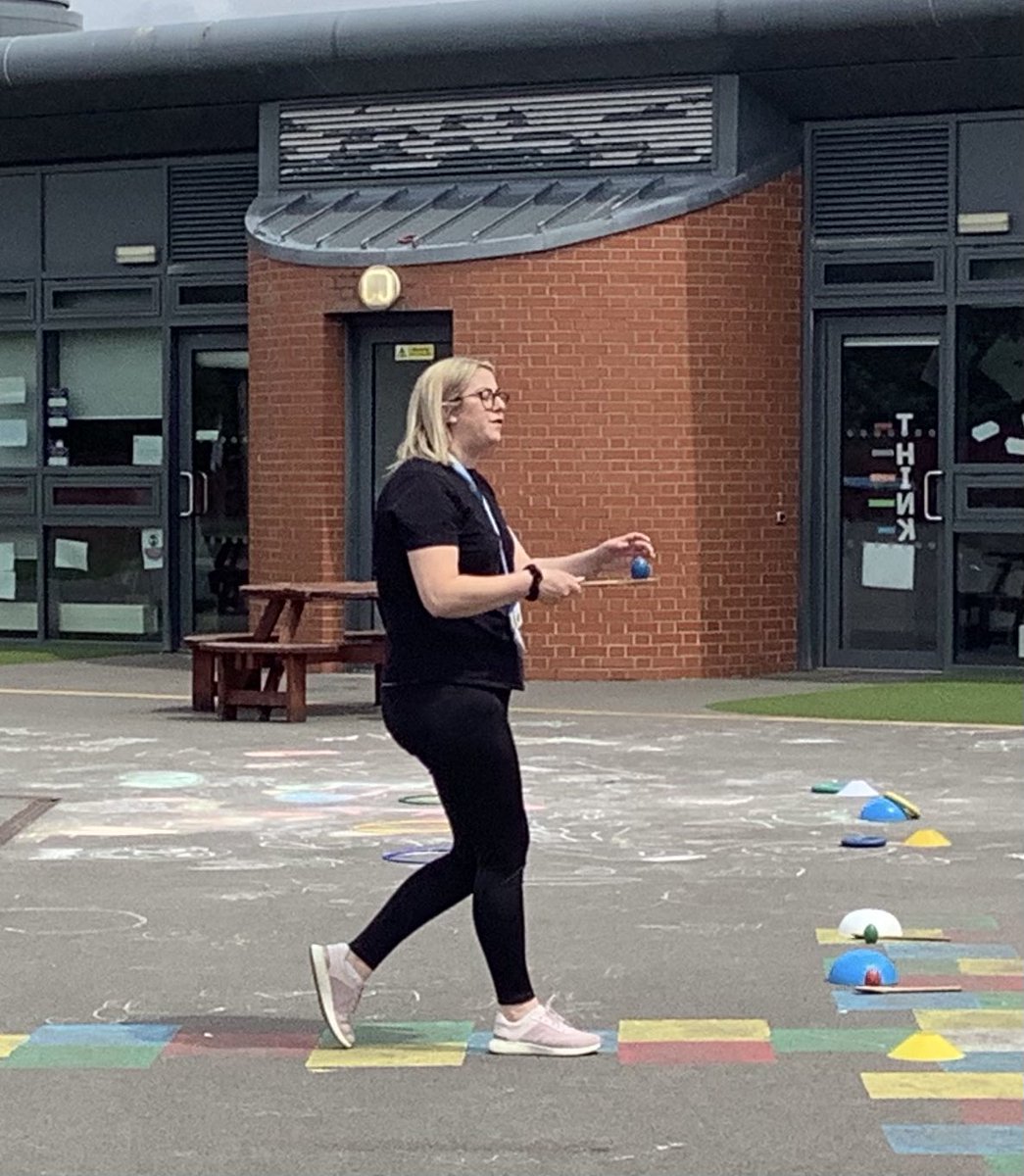 Being sports day trained by the gold medal 🥇 egg and spoon race Olympian @MissMills1M @middlehurstmiss @AlisonE49914239 @clarescottlayt1 @AlisonE49914239 #goingforgold #sportsdaypractice #summersports #sportsday