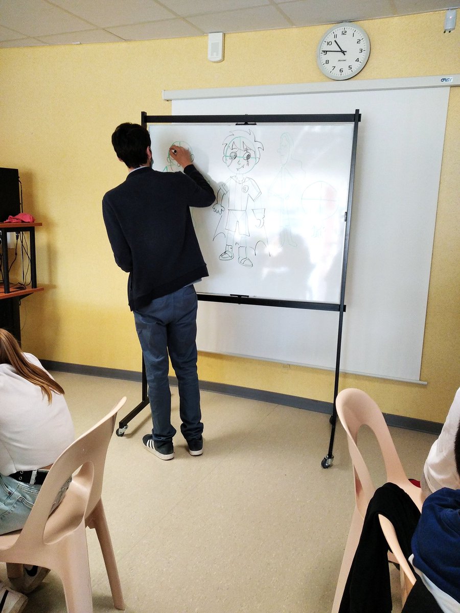 JeanZayNiort's tweet photo. Mathieu Roda passe la journée avec la 6emeA dans le cadre d'un projet #capbd soutenu par la @daacpoitiers Au programme, échanges avec l'auteur de Râ et cie, travail sur un personnage et production d'une planche de BD. #peac #parcoursculture #noselevesontdutalent https://t.co/rYWNzujVyb
