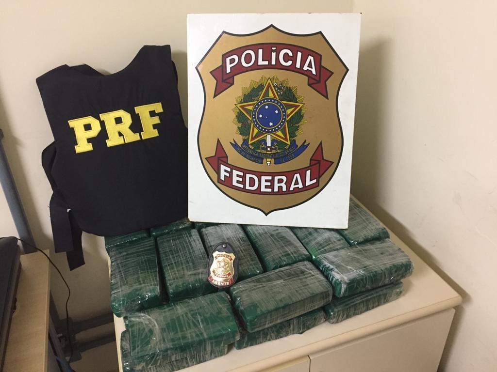 portalR7's tweet image. PF prende mãe e filha por tráfico de cocaína no aeroporto de Guarulhos r7.com/kwFV