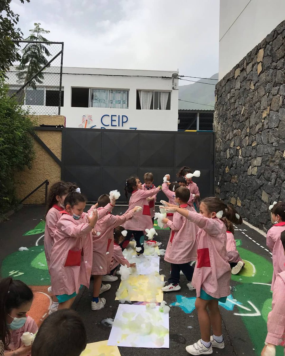 RealejosNazaret's tweet photo. En #AtelierNazaret burbujeamos y creamos haciendo que la espuma y las burbujas de colores exploten sobre el papel dejando formas coloridas y muy alegres. ¡Hemos disfrutado mucho con la actividad! @coleinnovadores #EducaciónInfantil #Contigo4punto0 #EstrenaAprendizaje https://t.co/VoFvKo5Hgm