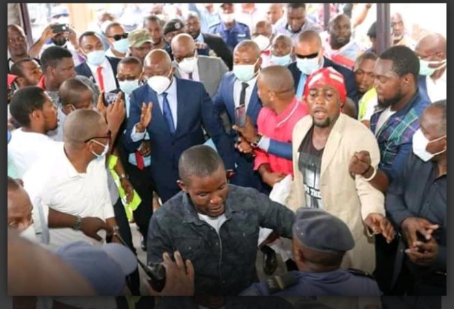 EmileNGONGO3's tweet photo. Faute des preuves d celui qu'on accuse gratuitement ds le procès 💯 jours, l'honorable mwalimu @VitalKamerhe1 doit être acquitter @fatshi13 @DDibwa braver la honte @SeleYemba @BillyKambale1 @BojiAime @auguyka70 @molendosakombi @amatobayu https://t.co/4jOSepsYXD