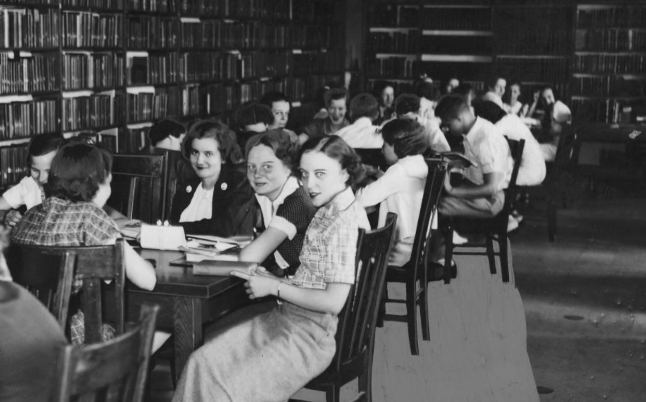 DMRegisterVault's tweet image. From 1936: Students study and socialize in the library at Des Moines Roosevelt High School. 

More @DMRegister archive photos from Roosevelt @DSMRoosevelt: tinyurl.com/53dt6367