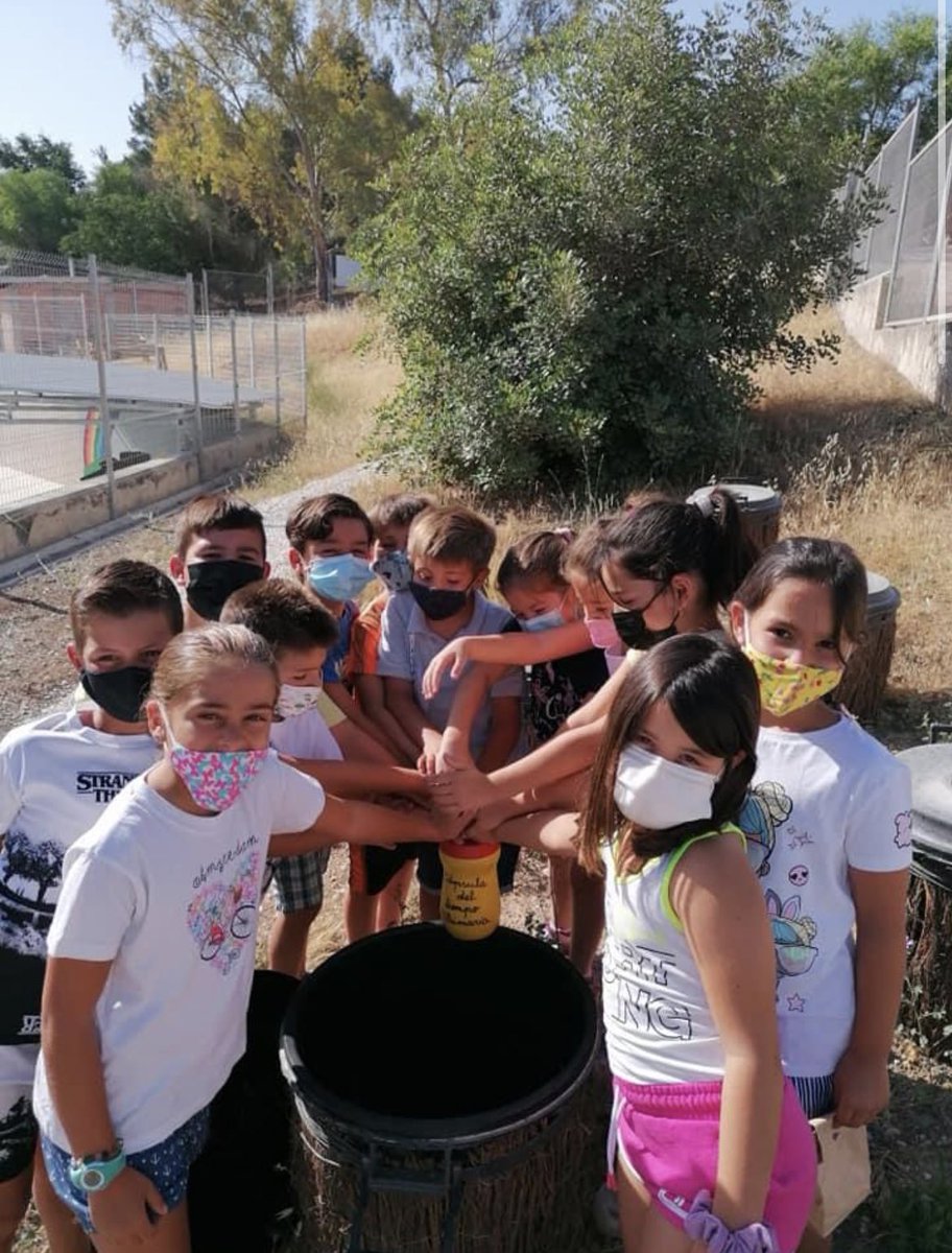 CPRMaestroRCV's tweet photo. Dentro del Aula de la Naturaleza del cole del Palomar tenemos unas cápsulas del tiempo.
El alumnado de 2° Primaria ha querido dejar sus recuerdos de este curso tan atípico y diferente.
#escuelarural #momentosbonitos https://t.co/MJoMTw8UEs