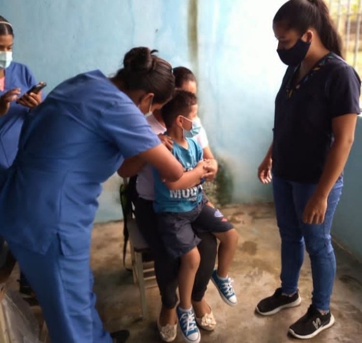 Nuestro equipo de la Misión Piar en el mcpio Roscio, participó en Jornada de Vacunación en la UBCH El Roble, donde se atendieron a más de 200 pacientes. 
También se realizaron consultas pediátricas y entrega de medicamentos.
#LlamaDeCaraboboInvencible #14Jun #TROPA <a href="/NicolasMaduro/">Nicolás Maduro</a>