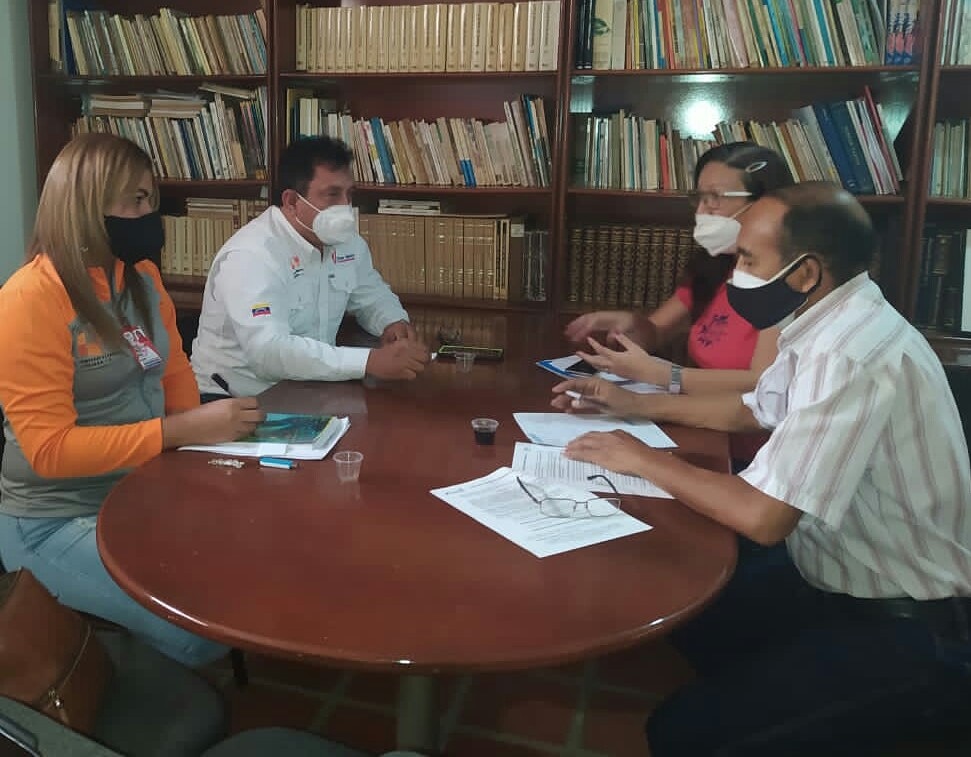 El Colegio Nacional de Periodistas, Seccional Falcón, y el Complejo Alfarero Jirajara renovaron el convenio interinstitucional para la venta de bloques a precios solidarios a los comunicadores agremiados. #paraseguircreciendo
<a href="/CAJirajara/">C.Alfarero Jirajara</a> <a href="/InvecemP/">Invecem Proyectos</a>