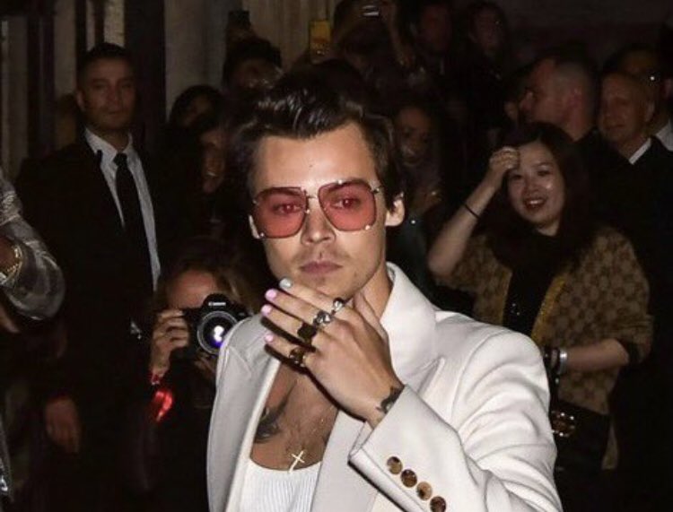 canyonmoonblu's tweet photo. i think we can all agree that harry styles in Italy https://t.co/QgwbTmCLP0