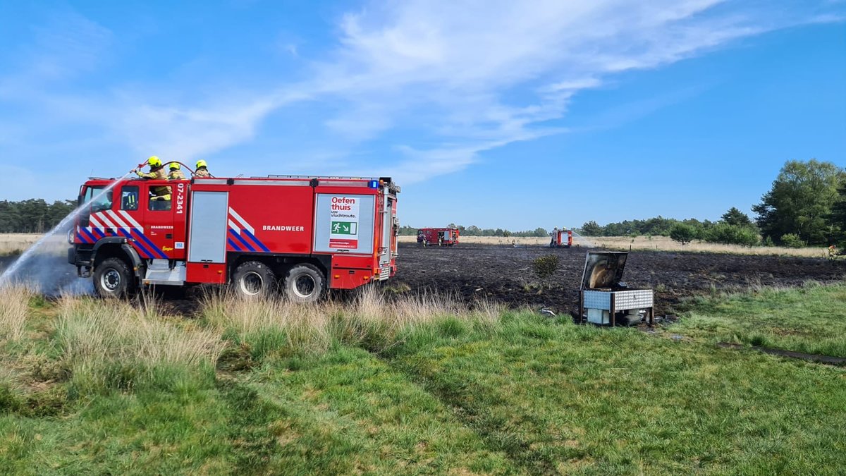 Heide in brand bij Deelen, brandweer voorkomt erger..