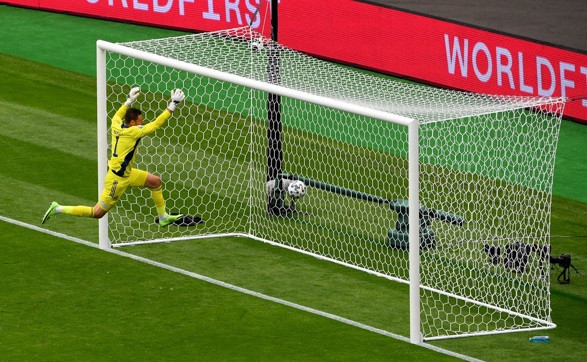 UEFAEURO's tweet image. 𝗪𝗛𝗔𝗧 𝗔 𝗚𝗢𝗔𝗟!

🇨🇿 Patrik Schick with an effort that will go down in EURO history 🔥

#EURO2020