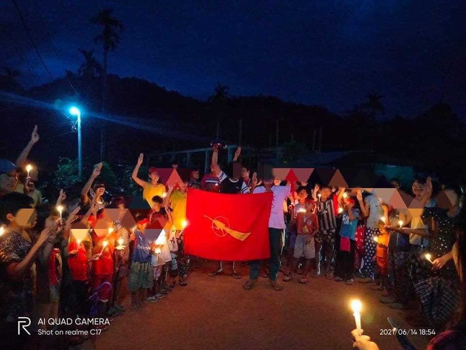 Yuriko2399's tweet photo. Residents from MyaKhaPat Village in #Launglon township, including Gen Alpha, conducted a candlelight night strike in opposition of the terrorist dictatorship. #WhatsHappeningInMyanmar  #June14Coup #EndSexualViolence  https://t.co/7oFbcXr0mP