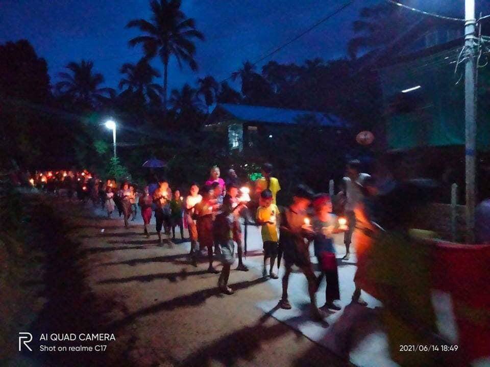 Yuriko2399's tweet photo. Residents from MyaKhaPat Village in #Launglon township, including Gen Alpha, conducted a candlelight night strike in opposition of the terrorist dictatorship. #WhatsHappeningInMyanmar  #June14Coup #EndSexualViolence  https://t.co/7oFbcXr0mP