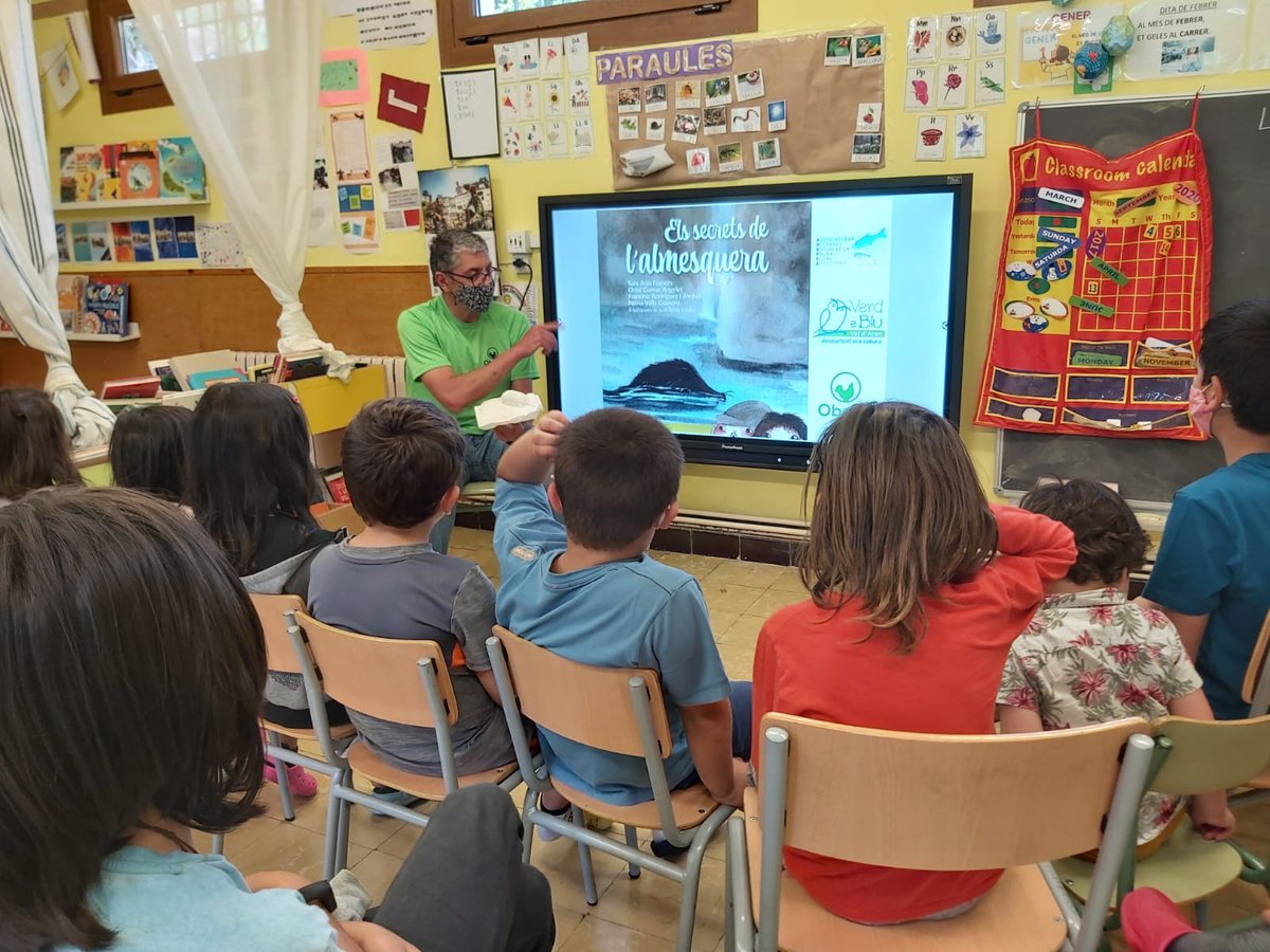 Avui hem presentat a l'escola d'Alins: Els secrets de l'Almesquera,  un conte per conèixer aquesta espècie. Podreu trobar el conte a la llibreria d'Alins @naturallibres <a href="/verdebluaran/">verdeblu.aran</a> @camadoca_adeffa @zoobarcelona <a href="/FBiodiversidad/">Fundación Biodiversidad</a>