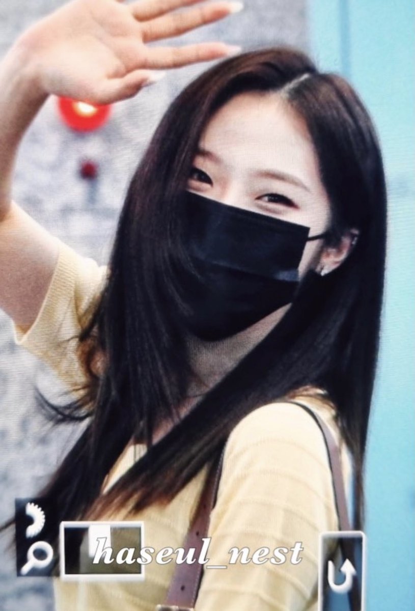 loona smiling (@loonasmiiing) on Twitter photo 