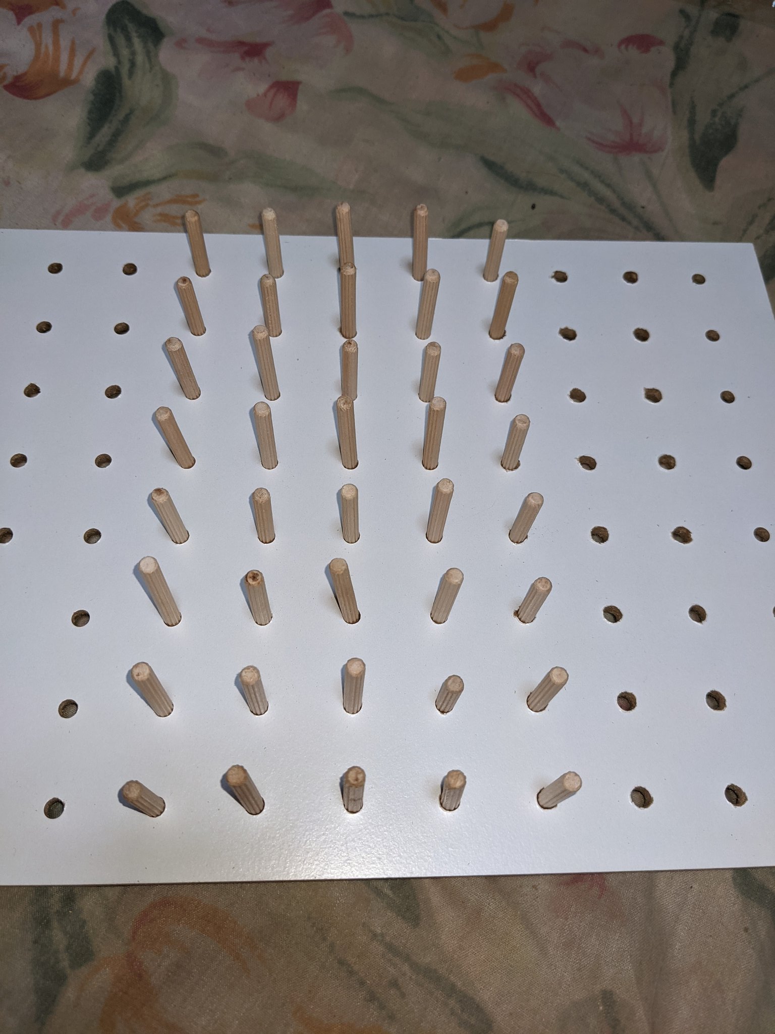 源 百均 セリア で買った穴あきボードに同じく百均で買った木の棒を使い 穴が少しキツイので金属のヤスリで穴 を拡げてペグを作った 電動ドリルが無いから穴開きボードは重宝 リハビリ ペグ T Co 0tfgrgmkaa Twitter