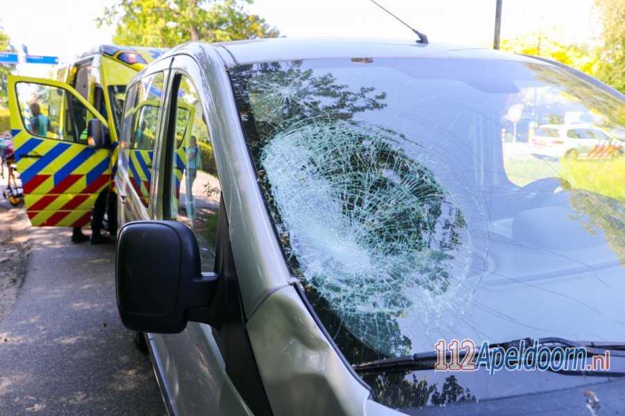 Fietser belandt op voorruit van bestelbus in #WenumWiesel. 112Apeldoorn.