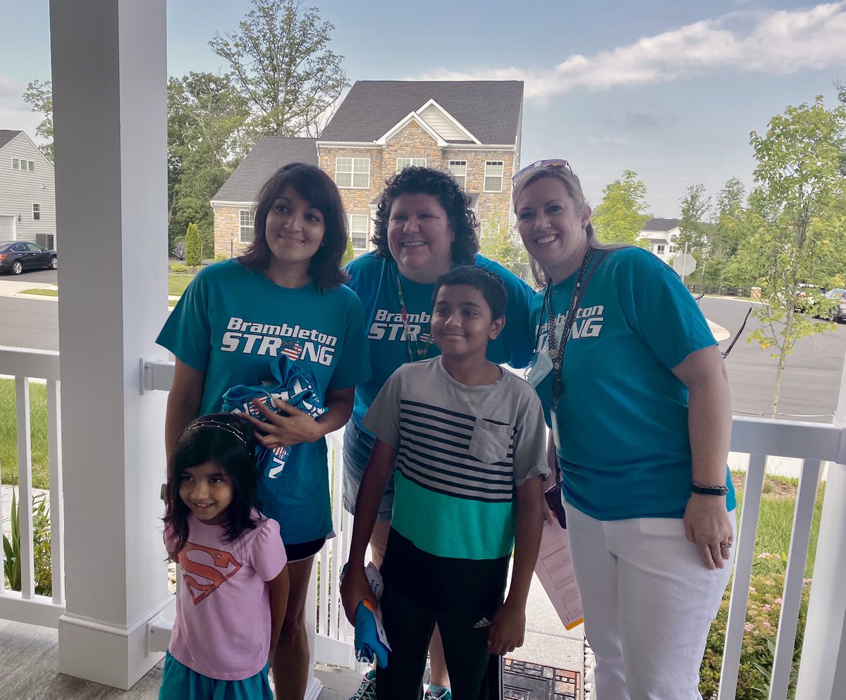 Welcoming our new Bears!  <a href="/BAM_MS_Official/">Brambleton Middle</a> @Mhaseltine <a href="/giareparikh/">Ruchi Giare Parikh</a> 
#BAMyr5 #FeedtheBear #BrambletonStrong