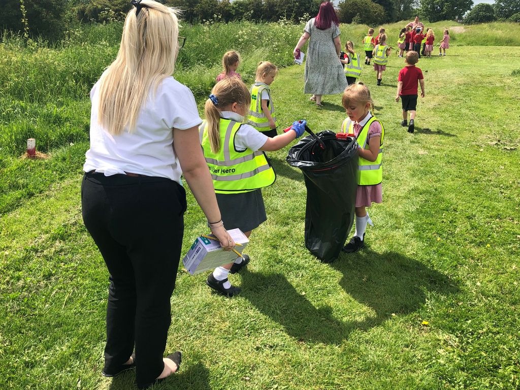 The Little Litter Heroes did an amazing job at Hatfield Jubilee Field. With all their might they discarded each bit of litter they could find! 🦸‍♂️
Thank you to Charlie Mournian, the Teachers, and the Chair of Governors, Lee Pitcher, for inviting us to be part of this  project