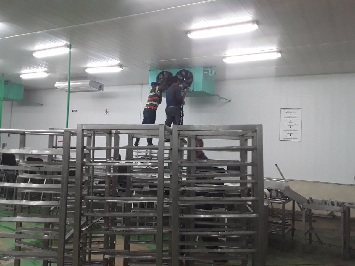 Yony95718846's tweet photo. A pocos días del levante de nuestra principal fuente de ingresos la (Langosta) los trabajadores de esa planta redoblan sus esfuersos para tener un buen levante.
#EPICOL vs BLOQUEO
#Minalgeia 
#Minalpesca 
#VAMOSPORMAS. https://t.co/VN1jkTK2aG