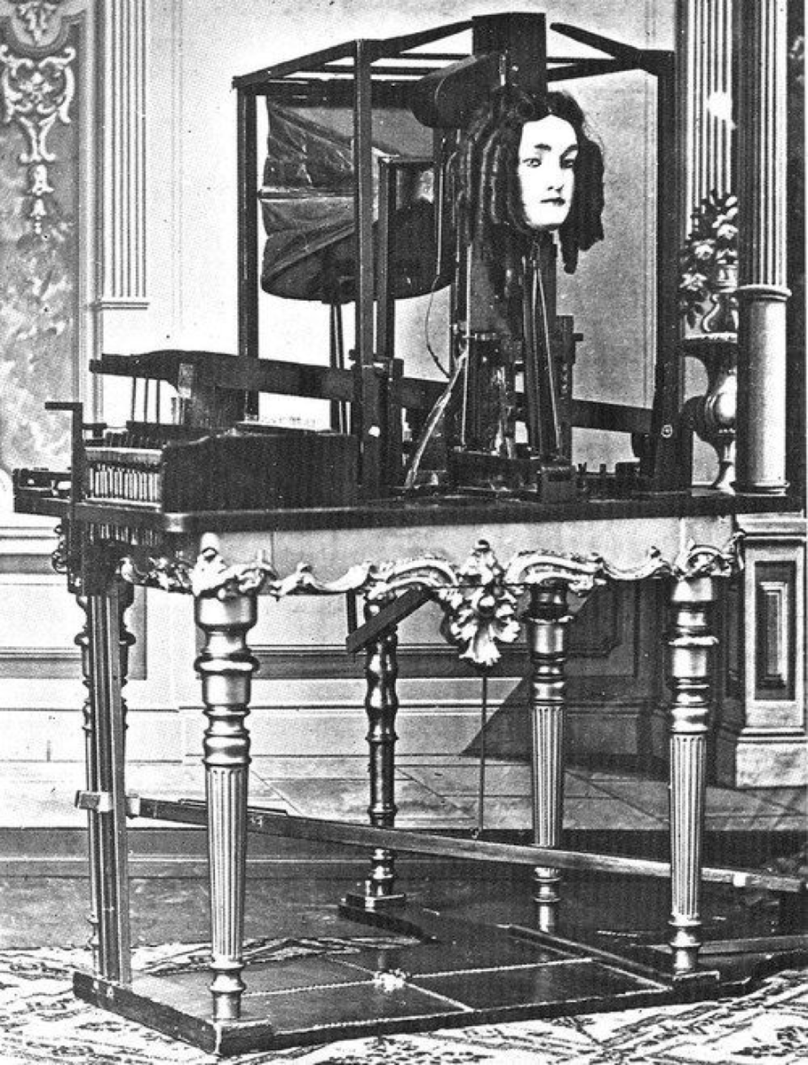 こちらは、ヨーゼフ・ファーバーが1843 年頃に製作したトーキングマシーン「ユーフォニア(Euphonia)」
「話す機械」が最初に登場した18世紀後半は、解剖学や生理学のような科学の発展にともない、人体を徹底的に一個の物体としてとらえる人間機械論の思想が
形成されつつあるような時代であった。 