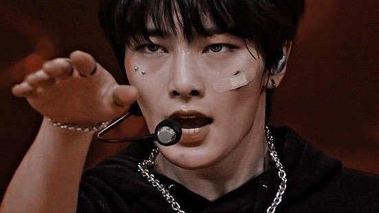 vsualyien's tweet image. TELL HIM A STORY.
a jeongin x oc au

clay (i.n) was known for saying the phrase "anong nangyayari." he has always been outdated, until elyse came into his life to tell him every story.

things started to change when elyse fell sick, and clay had to be the one to tell her stories.