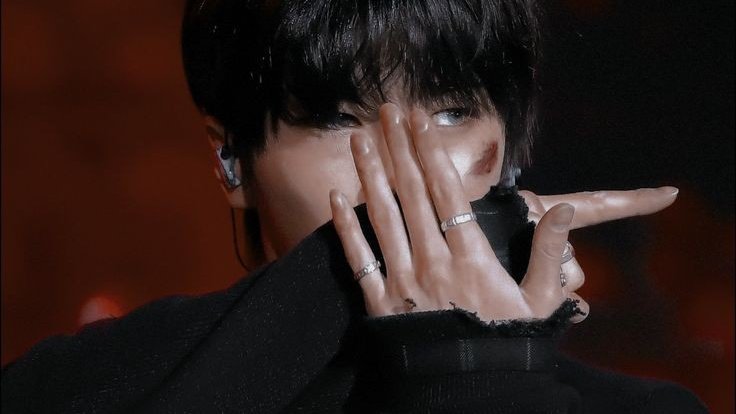 vsualyien's tweet image. TELL HIM A STORY.
a jeongin x oc au

clay (i.n) was known for saying the phrase "anong nangyayari." he has always been outdated, until elyse came into his life to tell him every story.

things started to change when elyse fell sick, and clay had to be the one to tell her stories.