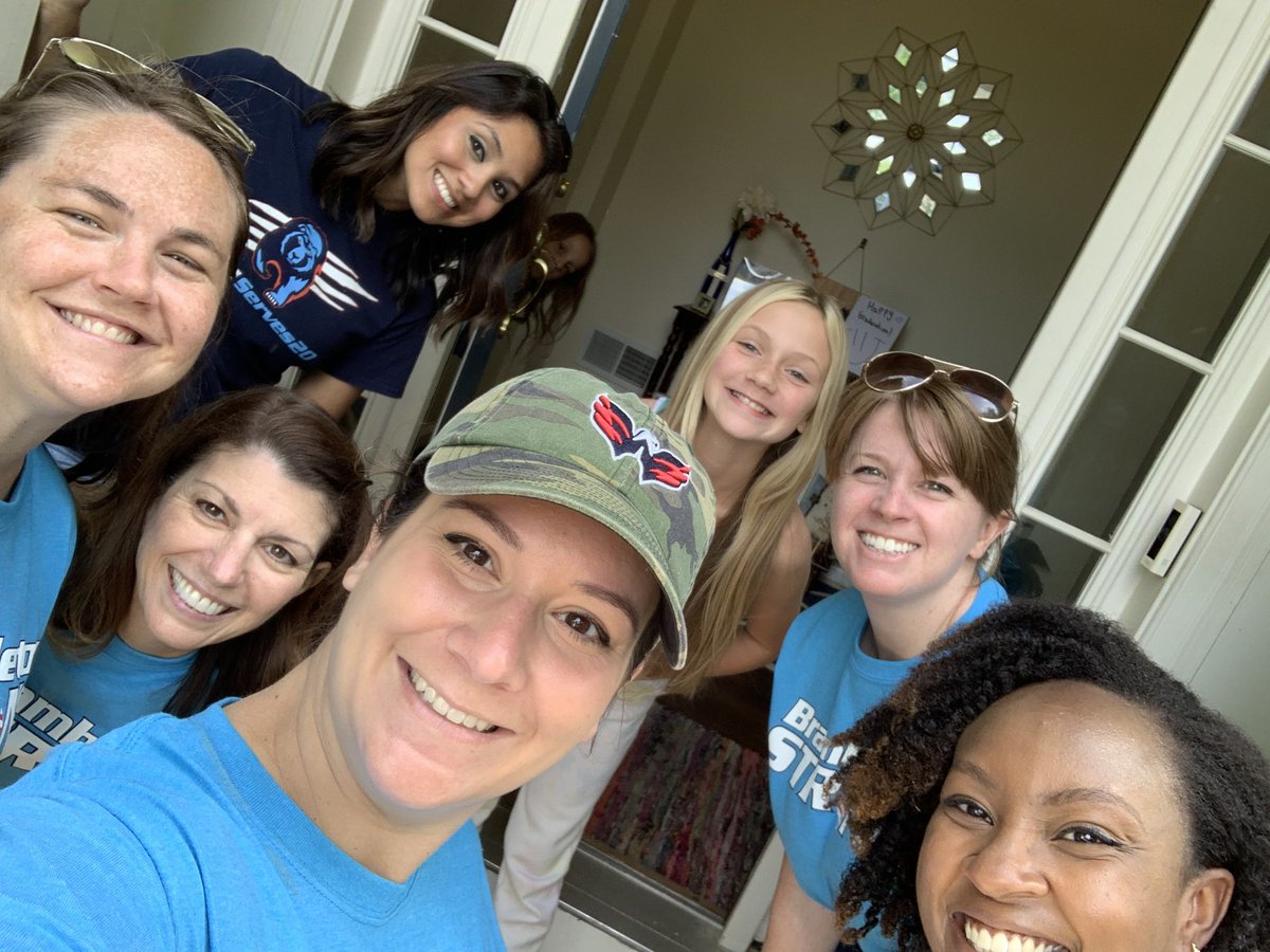 Loved welcoming our new 6th graders to Brambleton this morning with the counseling team! #BAMyear5 #bearbrigade <a href="/BAM_MS_Official/">Brambleton Middle</a> 🐻💙❤️