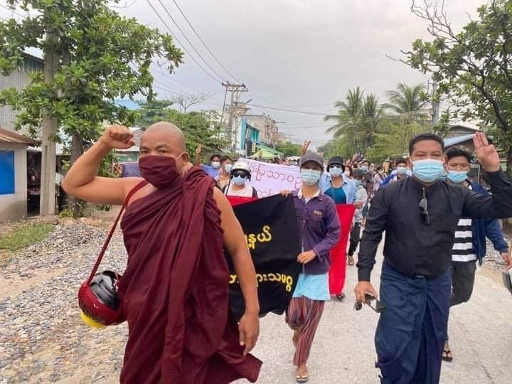 NandarA13496622's tweet photo. 🛑Activist monk U Zawana from KanThar Monastery #Mandalay was beaten &amp; abducted by using dirty trick; being called by his devotee who was also abducted but he didn’t know that time.
EVIL TERRORISTS JUNTA❗️
#WhatsHappeningInMyanmar #June14Coup @RapporteurUn @USAmbUN @SAdamsR2P @UN https://t.co/onoPx8yOuy