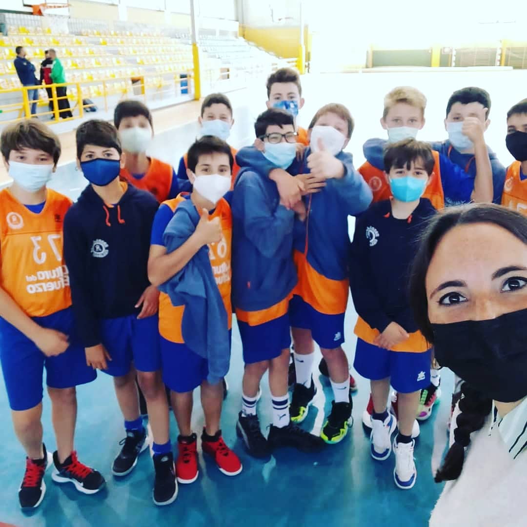 SD_Calasanz's tweet photo. En las SD Calasanz terminamos un curso diferente, en el que hemos aprendido a hacer deporte de otra manera pero con ganas e ilusión 😊🏀⚽. Se han ido incorporando nuevos jugadores y hemos trabajado en equipo 💪🏼. ¡Gracias a entrenadores, familias y deportistas por su esfuerzo! https://t.co/tSUUpeF7Ey